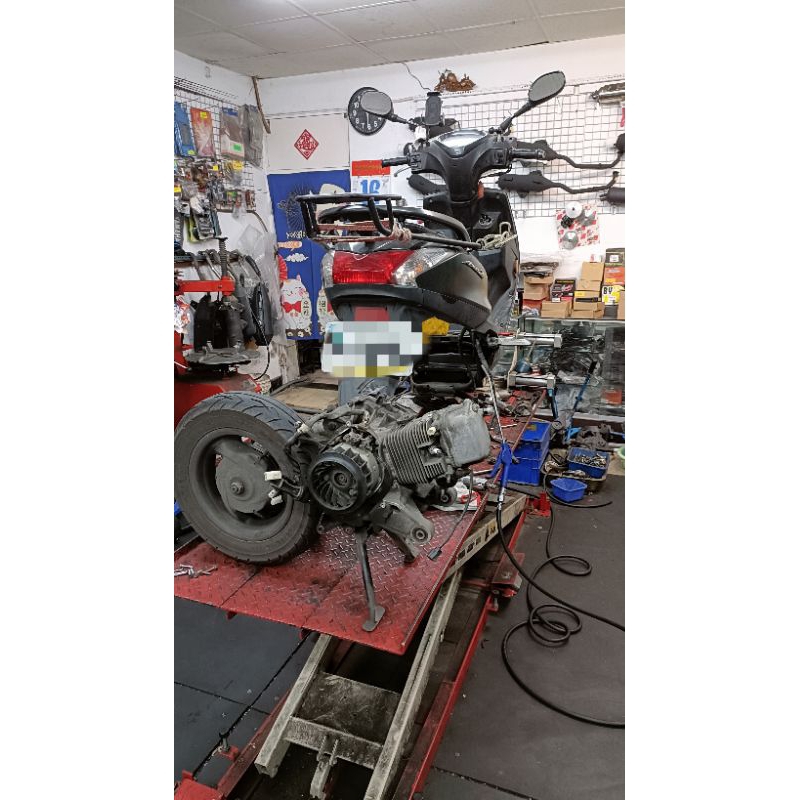 新莊鑫龍車業：山葉勁豪125勁風光125吃機油換汽缸，修理汽門漏氣，引擎曲軸凸輪軸內鏈條異音，都有修理，歡迎聊聊詢問。