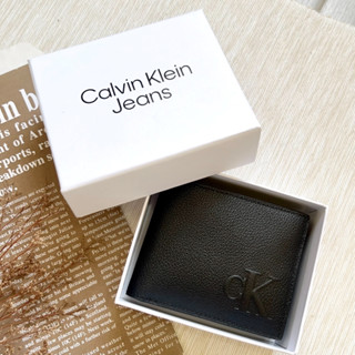 【Ayllon】專櫃禮盒版 Calvin Klein CK 男生 素面浮雕字母 可拆式1+1卡夾 (零錢袋) 短夾 皮夾