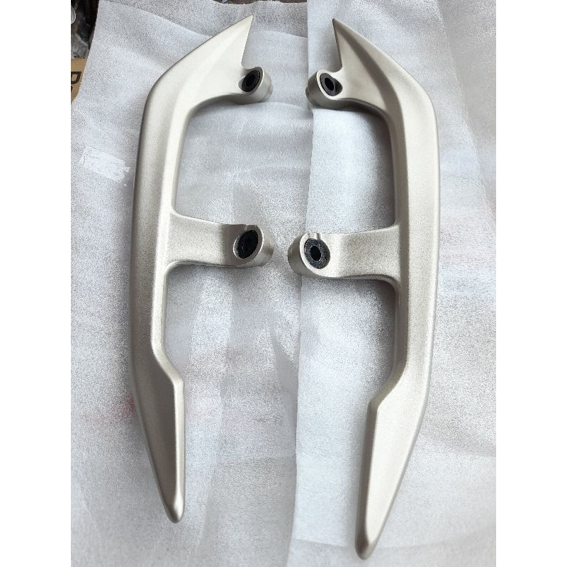 ＜山葉原廠公司品＞〔RS NEO 125：後架（後扶手）-香檳金〕分左右