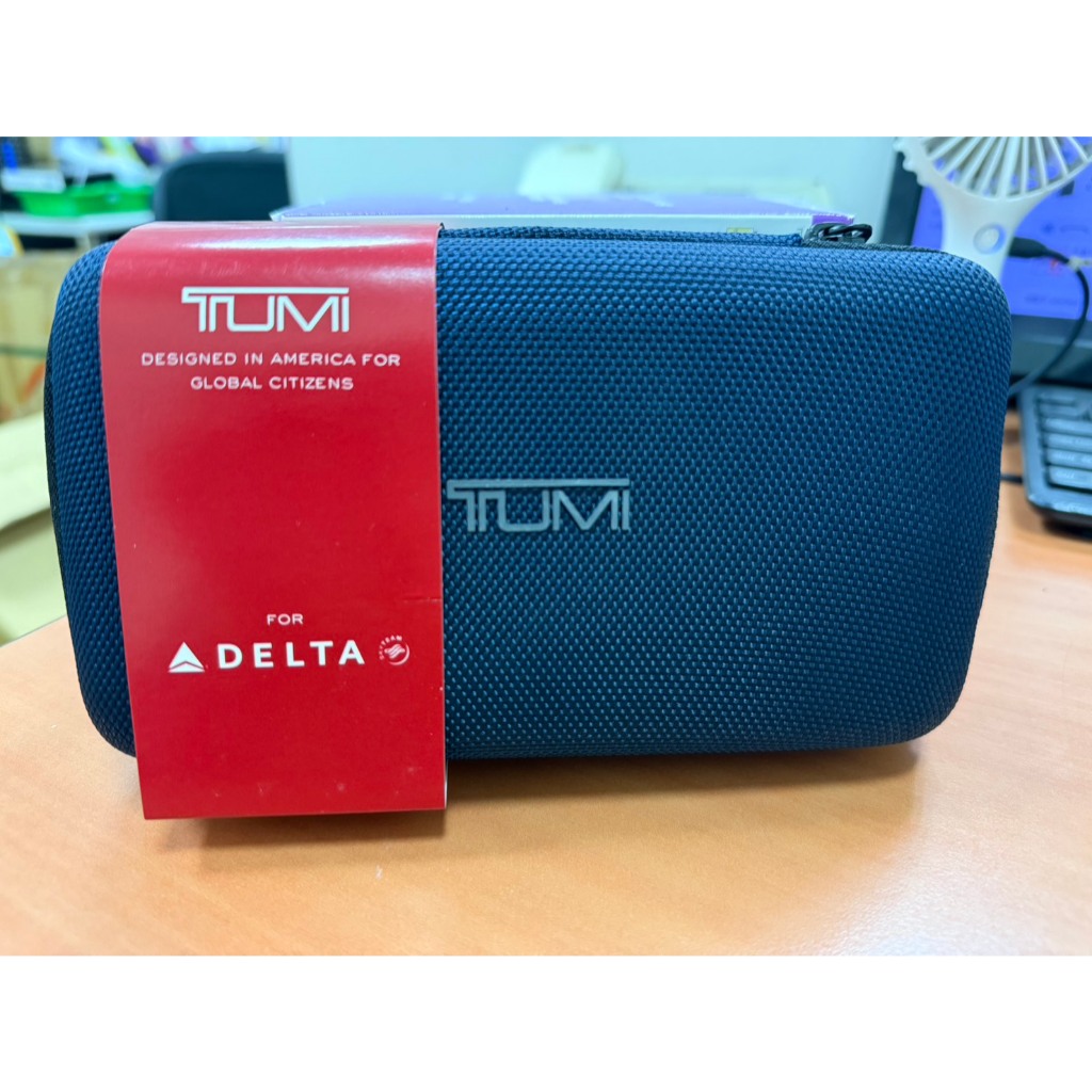 現貨 知名品牌Tumi 飛機 過夜包.可當化粧包.內含 襪子.眼罩.耳塞.牙刷