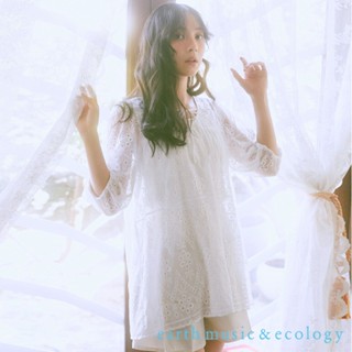 earth music&ecology 鏤空刺繡V領綁結長版七分袖上衣(01000437500)