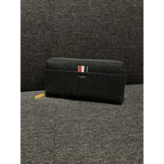 【𝐆𝐎𝐋𝐃𝐄𝐍 中壢店】THOM BROWNE TB 品牌文字國旗小標內襯條紋拉鍊長夾