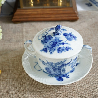 【丹麥製 】皇家哥本哈根 Royal Copenhagen 手繪藍花 編織曲線浮雕帶蓋湯杯組10/1552