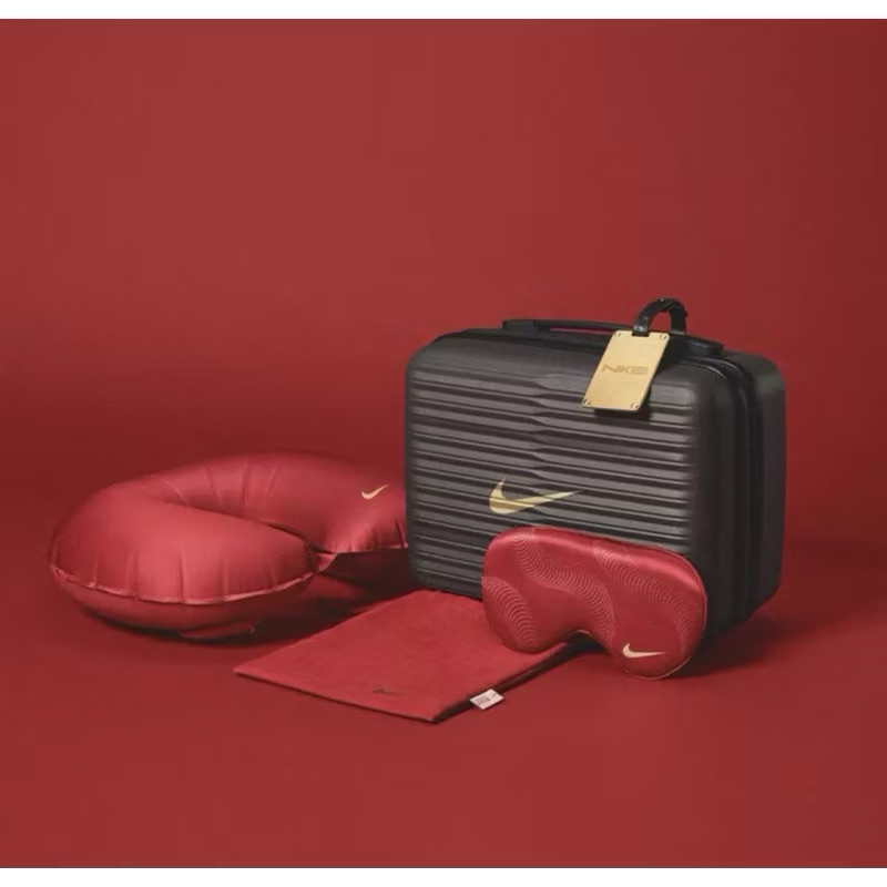 NIKE 蛇年限定超值組 旅行組 行李牌 充氣頸枕 眼罩 收纳袋 手提箱