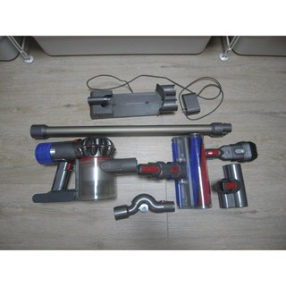 二手 dyson 戴森 Dyson v8 fluffy SV10 無線 手持式 吸塵器 附吸頭+鋁管 +充電器