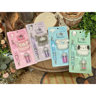 現貨 日本 三麗鷗 Sanrio 美樂蒂 大耳狗 庫洛米 帕恰狗 站立拍照玩偶配件 相機飲料小包 娃娃配件