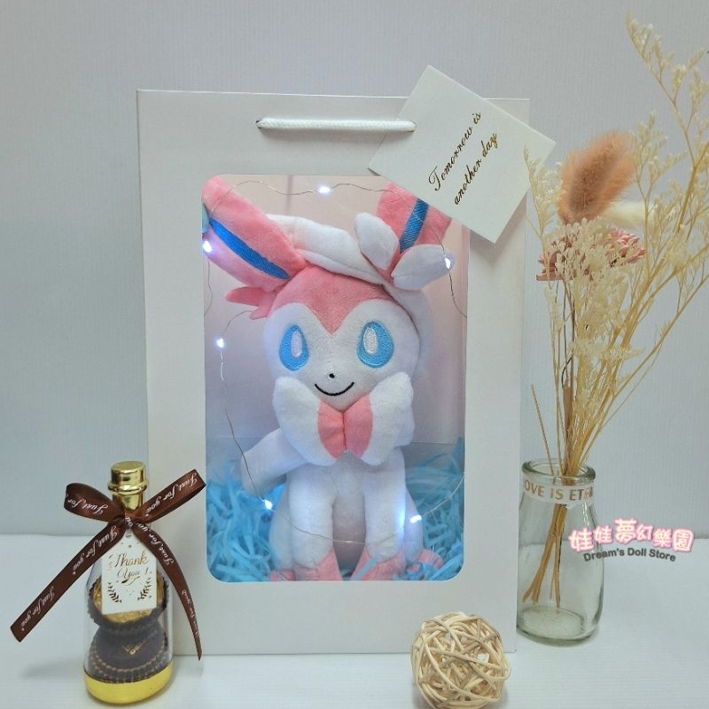 伊布娃娃禮物袋~仙子伊布+禮物盒~仙子伊布~伊布~水伊布~正版神奇寶貝~生日禮物~寶可夢~伊布娃娃~葉伊布~冰伊布