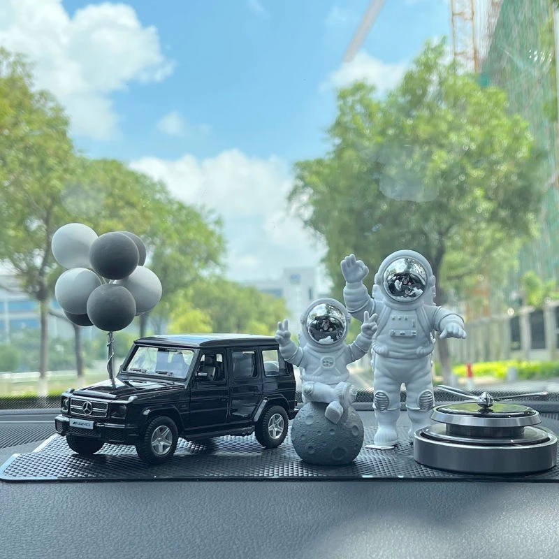 宇航員 汽車擺件 太空人車載 高級感香水 車載香薰 創意車內 中控臺跑車飾品 太空人 車內裝飾品男女
