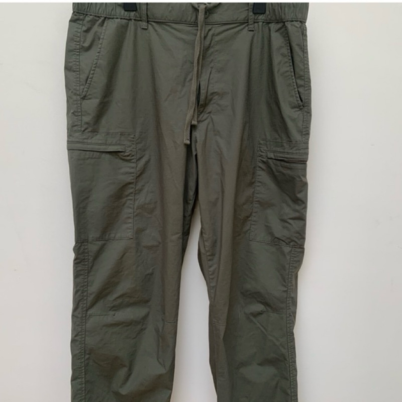 台灣現貨（二手）UNIQLO 夏季軍綠色口袋長褲  抽繩松緊帶長褲 工裝褲 多口袋造型長褲 束口長褲 松緊帶束口長褲