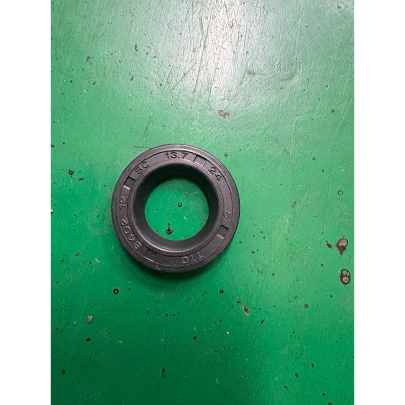 K R V180/雷霆王180（水泵浦輔助油封（13.7/24/5）$79