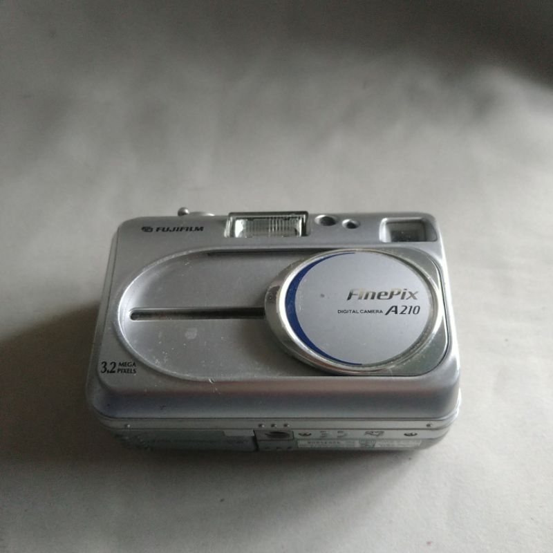 早期的FUJIFILM A210 CCD數位相機，以零件機出售（8158）