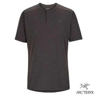 【ARCTERYX 始祖鳥】男 輕量防曬 半開襟圓領排汗衣 Kadem 登山上衣 運動T恤/雜黑 X000007235