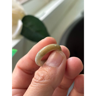 內徑17.5，國際戒圍13，H781，玉到愛，白加黃翡翡翠戒指（戒圈），帶點烏雞，附陸證，無紋有色根！保證緬甸玉A貨翡翠