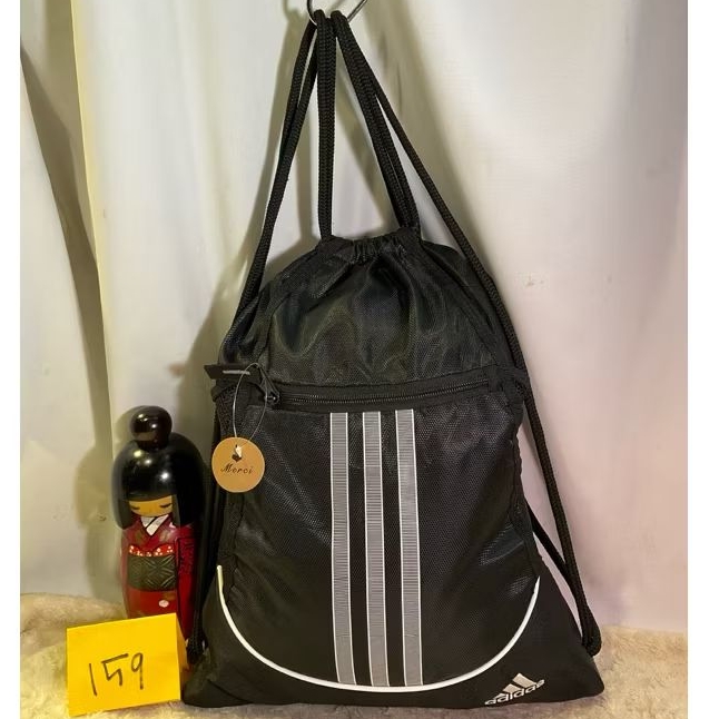 品牌 Adidas 愛迪達 精簡 防潑水 後背包、束口包 後背包 (黑色) ，要約會要出遊,不想揹小包包就揹束口包吧!