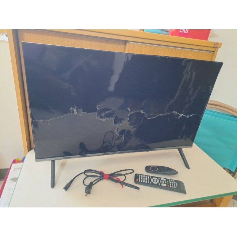 32吋智慧聯網電視，FHD聯網，谷歌TV加語音。貨運營幕壓壞，當材料機賣