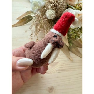 ﹝momo羊│모모양﹞戴著聖誕帽的小海象-尼泊爾100%純手工羊毛氈-玩偶掛飾/包包吊飾/居家擺件/隨身擴香