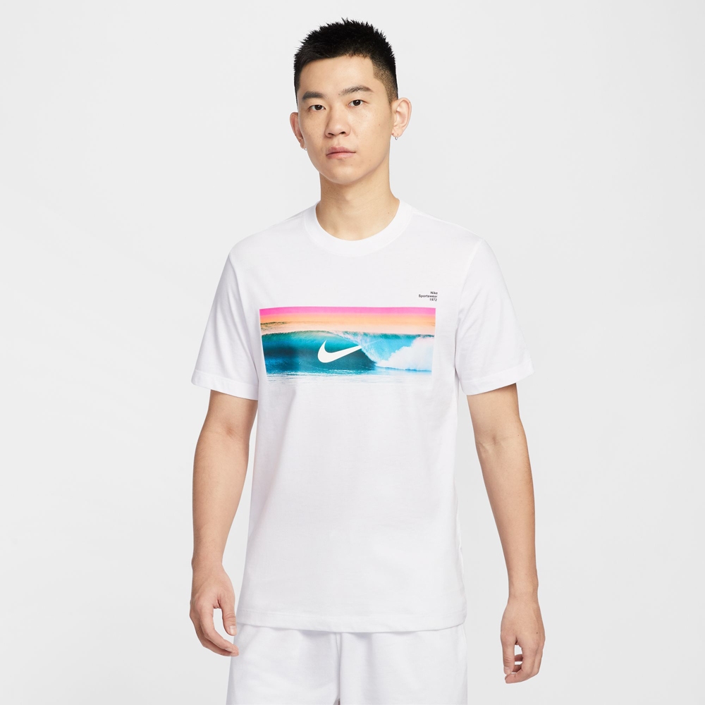 【NIKE】As U Nsw Tee Oc Photo 2 男款 白色 短T T恤 短袖 HJ0761-100
