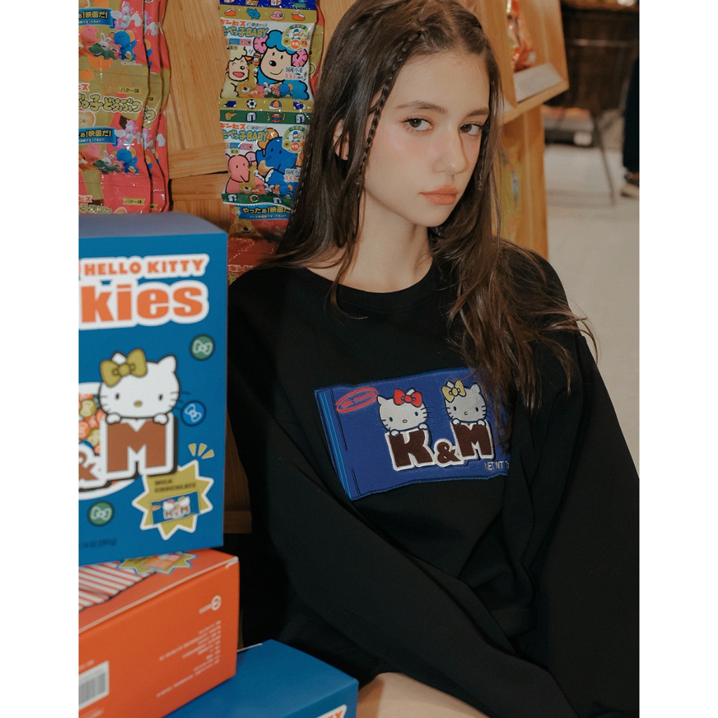 AIR SPACE 【Hello Kitty聯名】 巧克力包裝毛巾繡圖案內刷毛寬版大學TEE(黑) 女裝 現貨