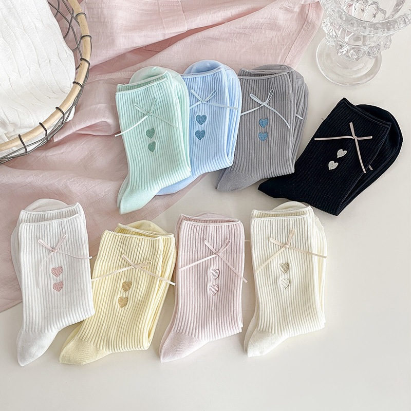 【最高折300元＆現貨】中筒襪 日系款可愛刺繡心 蝴蝶結裝飾 彈力舒適穿 四季百搭款 女生必備款 防滑不掉落 時尚潮流風