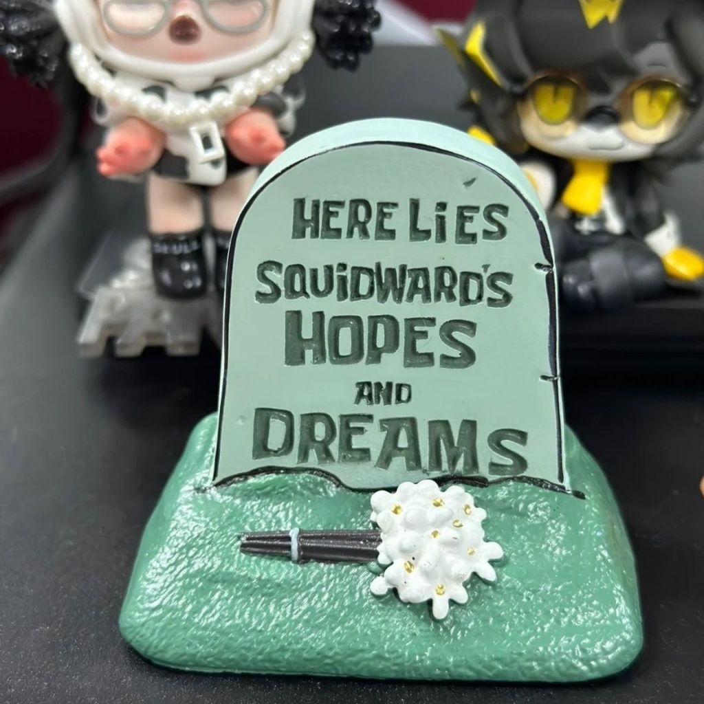 台現免運✨埋葬章魚哥的夢想 打工人桌面擺飾 有趣擺件 海綿寶寶章魚哥的夢想墓碑 送禮推薦 辦公室喪喪擺飾 章魚哥夢想墓碑