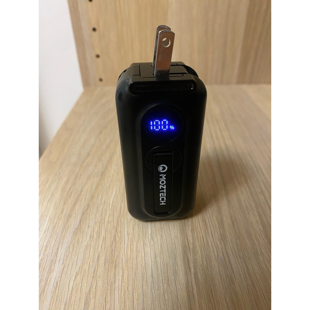 二手  九成新MOZTECH® 太空艙 輕巧多功能口袋行動電源(紳士黑