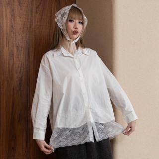 【Avivi】簍空蕾絲下襬長版襯衫 - 白色