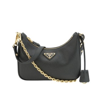 Prada Re-Edition Saffiano 金三角logo防刮皮革鍊帶hobo肩背包(1BC204-黑)