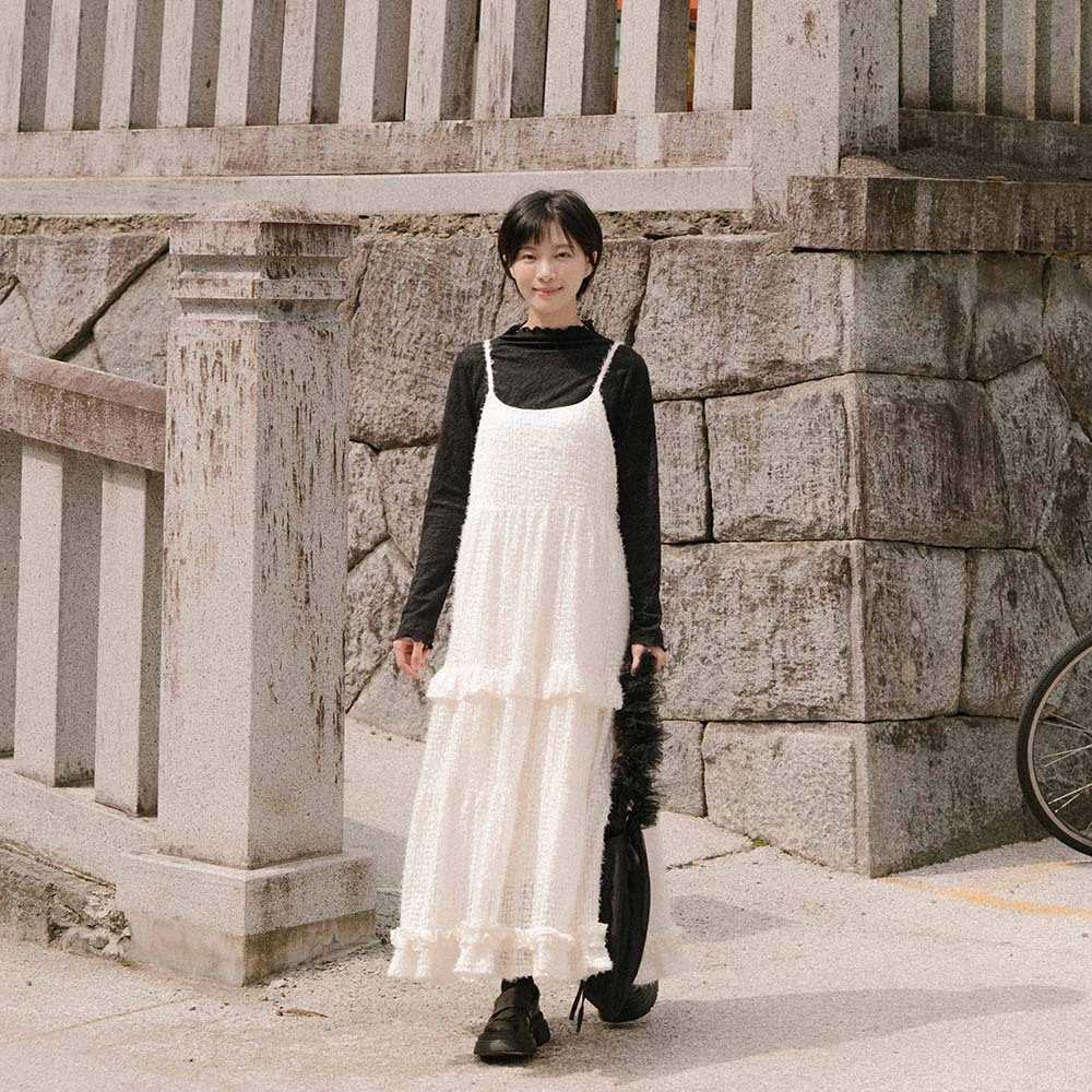 QUEENSHOP_F 女裝 羽毛感造型蛋糕細肩長洋裝-杏 現+預 【01087158】