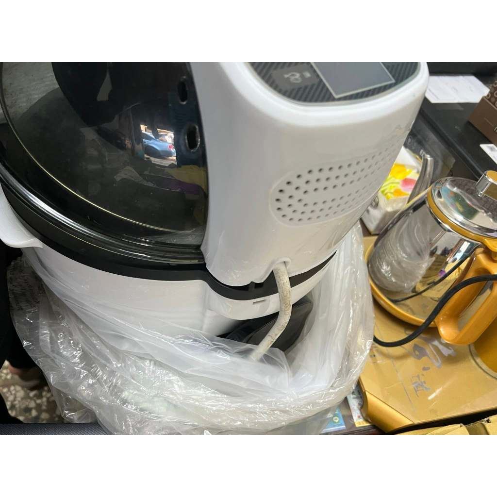 垣の球型旋轉翻炒氣炸鍋 會自動翻炒的氣炸鍋 九成新配件齊全 些許使用痕跡 如果再洗一下 會非常乾淨 基本上是用好就放著了
