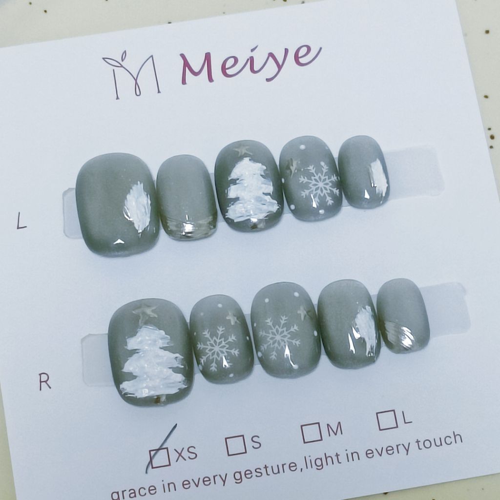 「聖誕限定」雪夜灰 × 白色聖誕樹手繪穿戴美甲｜低調高級感｜派對必備｜附贈固定膠