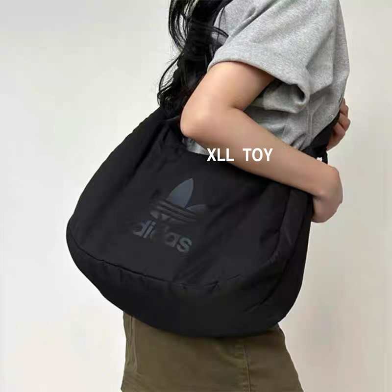 XLL-代購Adidas 雲朵包 黑 奶白 小包 抽繩 肩背包 側背 三葉草 三線 JP0144 JP0145