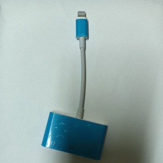 Lighting 轉 Lighting 充電 + Lighting 耳機+ 3.5mm三合一轉接頭，庫存新品出清