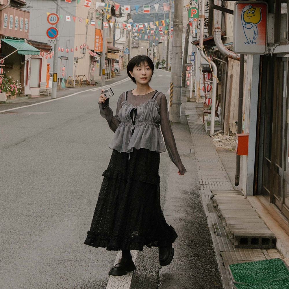 QUEENSHOP_F 女裝 羽毛感造型蛋糕細肩長洋裝-黑 現+預 【01087157】