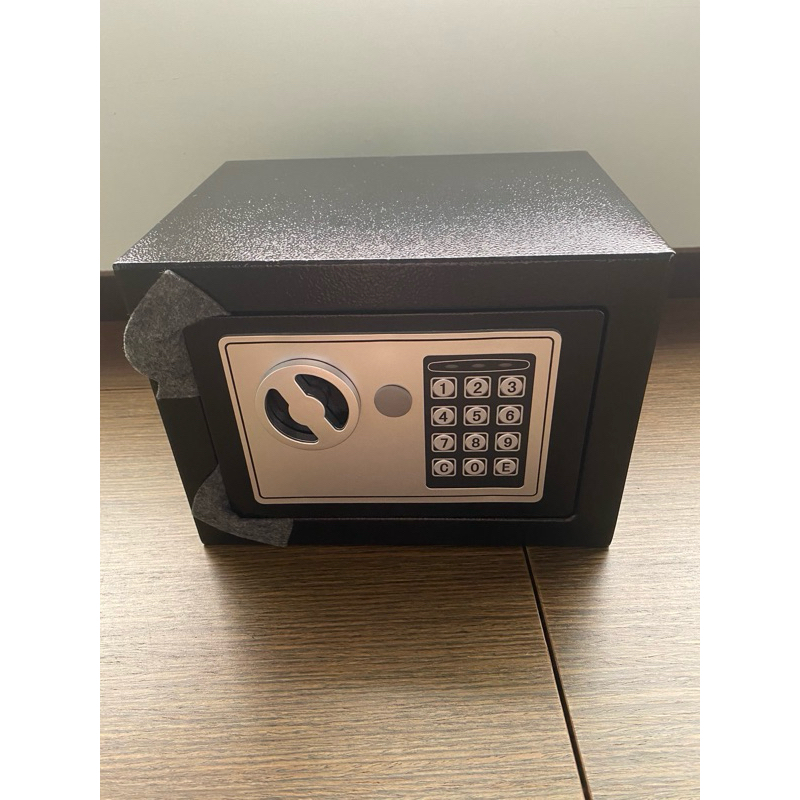 家用小型保險箱，黑色金屬材質，附說明書