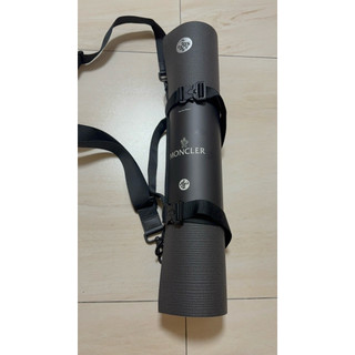 Moncler Manduka 聯名瑜珈墊， 附背帶，尺寸180*61 cm 厚度4.7 mm