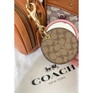 二手美品COACH粉紅皮革圓型鏡雙扣環經典咖老花/吊飾/鑰匙圈