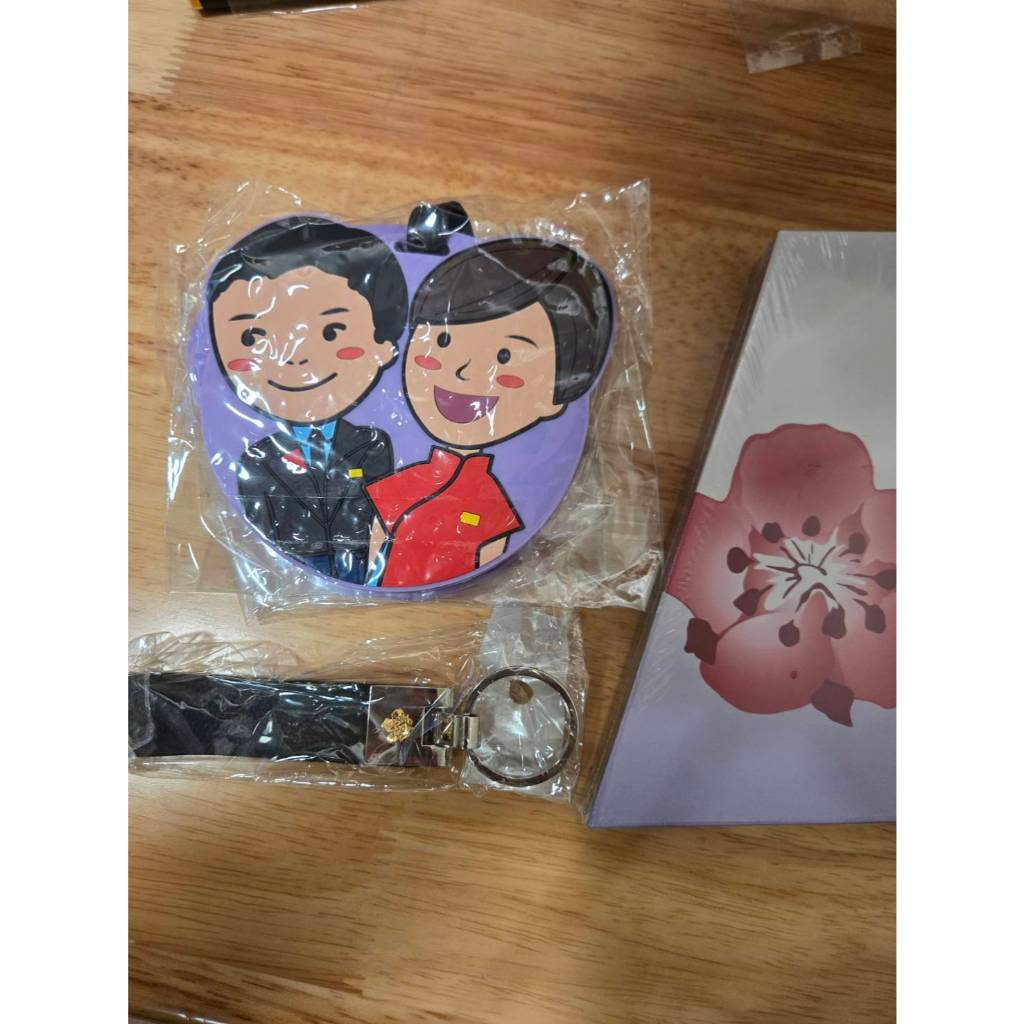 中華航空周邊商品:吊飾，鑰匙圈，筆記本，環保購物袋。