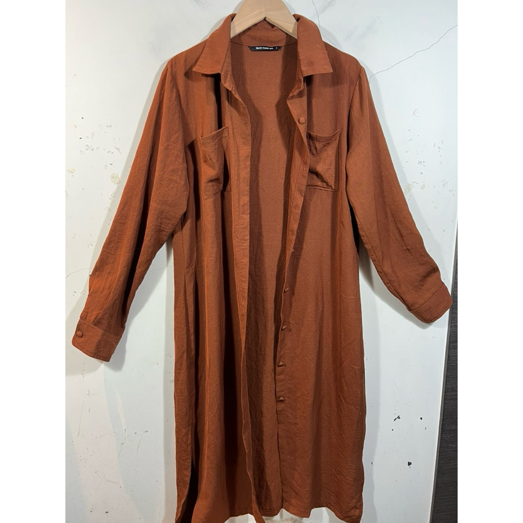 Mercci22長版薄外套，咖啡色高優質感，長及小腿顯修長 Mercci22 是一個由台灣知名部落客漢娜妞（