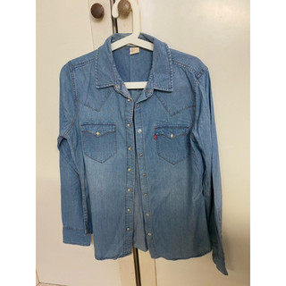 LEvis’ denim jacket 牛仔外套