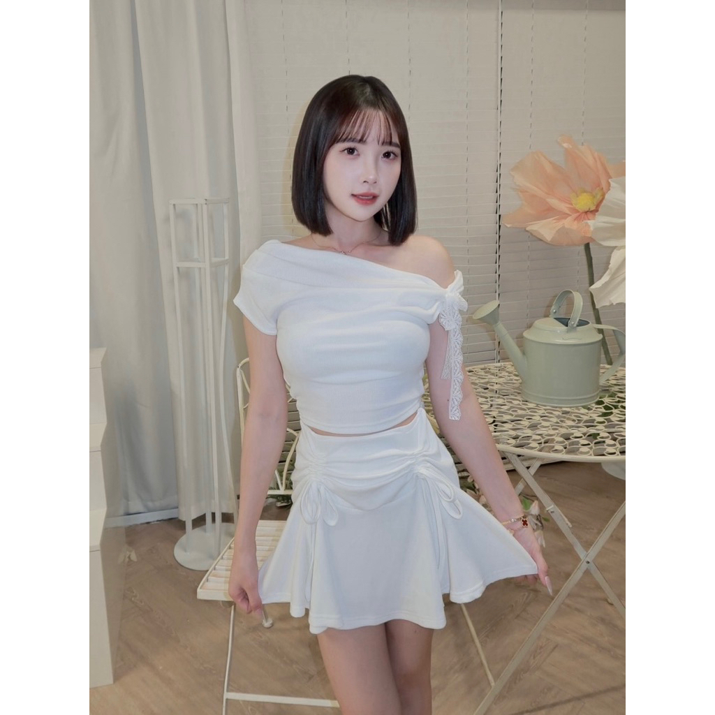 Meetu | 甜辣一字領+抽繩褲裙套裝-2色  女裝 套裝 日常 約會 抓皺 性感 甜美 彈性 顯瘦