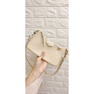 （🎉已售）✨Louis Vuitton Easy Pouch On Strap 壓花牛皮斜背包雙肩帶麻將包(奶油白)