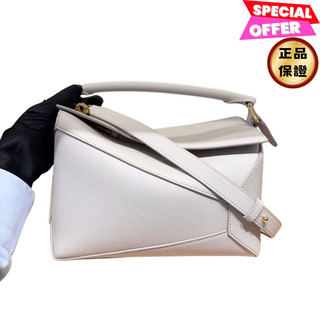 Loewe 柔軟粒面小牛皮小型 Puzzle Edge 包 灰白色