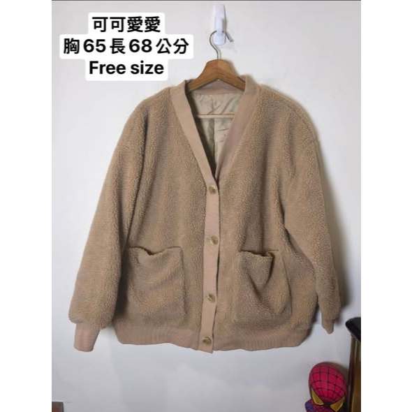 可可愛愛 熊寶寶口袋鈕釦外套 新新，無破損髒污，熊寶寶材質，質感不錯 鈕釦款，方便穿脫，正面兩個口袋很可愛