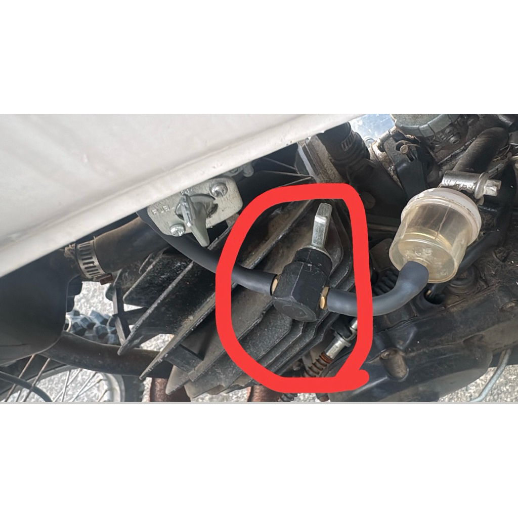 DT125之油杯、化油器之油管與汽油濾芯+一個油的開關+ㄧ個機油的開關+ㄧ個橡膠潤滑油管座