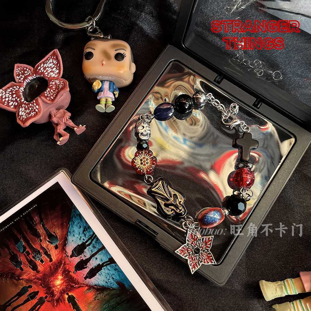 免運原創🔥 可發光🖤怪奇物語限定手鏈 Stranger Things周邊 手鏈 怪奇物語創意金屬掛飾 鑰匙扣包包掛件吊飾