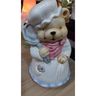 餅乾罐是陽光公司（Sunshine Company）出品的媽媽廚師熊陶瓷餅乾罐復古收藏品，生產於 1980 年代