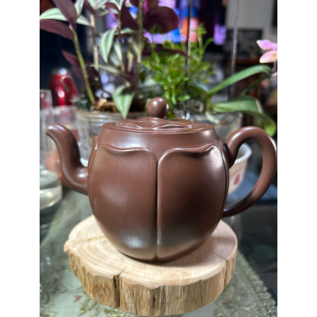 宜興紫砂茶壷（底款「徐漢棠制」、高さ１０ｃｍ、横幅１３ｃｍ、容量１５０ｃｃ） 宜興紫砂茶壷（底款「徐漢棠制」、高さ10cm、横幅13cm