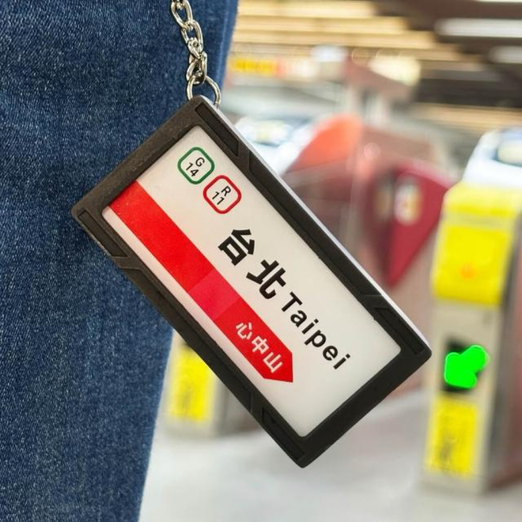 台北捷運發光鑰匙扣 商店復古霓虹招牌 日本燈箱燈牌掛件 便利店台北桃園板橋嘉義十分車站 出國伴手禮創意仿真掛件 包包掛飾