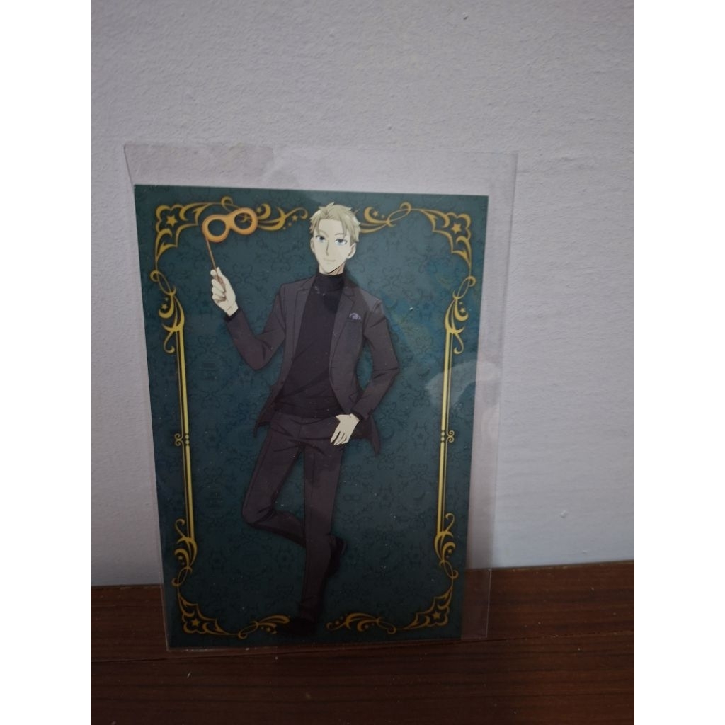 《SPY×FAMILY 間諜家家酒》中主要角色洛伊德·佛傑的明信片。 洛伊德·佛傑，代號為「黃昏」。