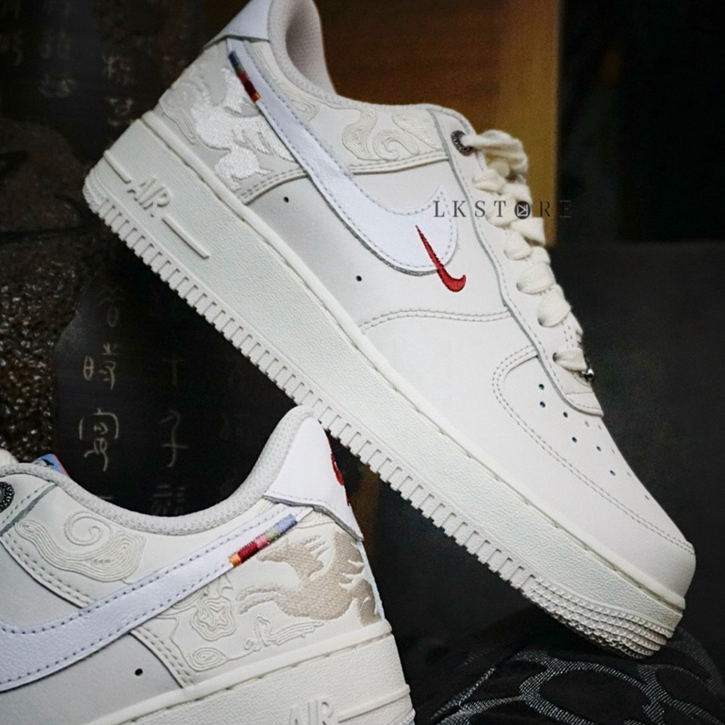 {LKSTORE} Nike Air Force 1 馬年 CNY 浮雕刺繡 2026 IQ1119-011